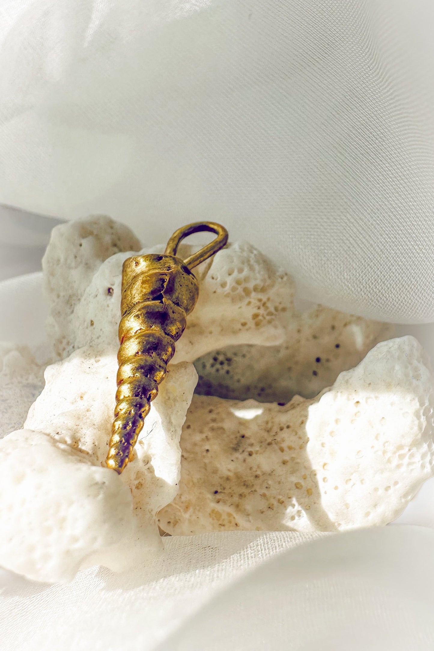 Perirhoe Shell Charm