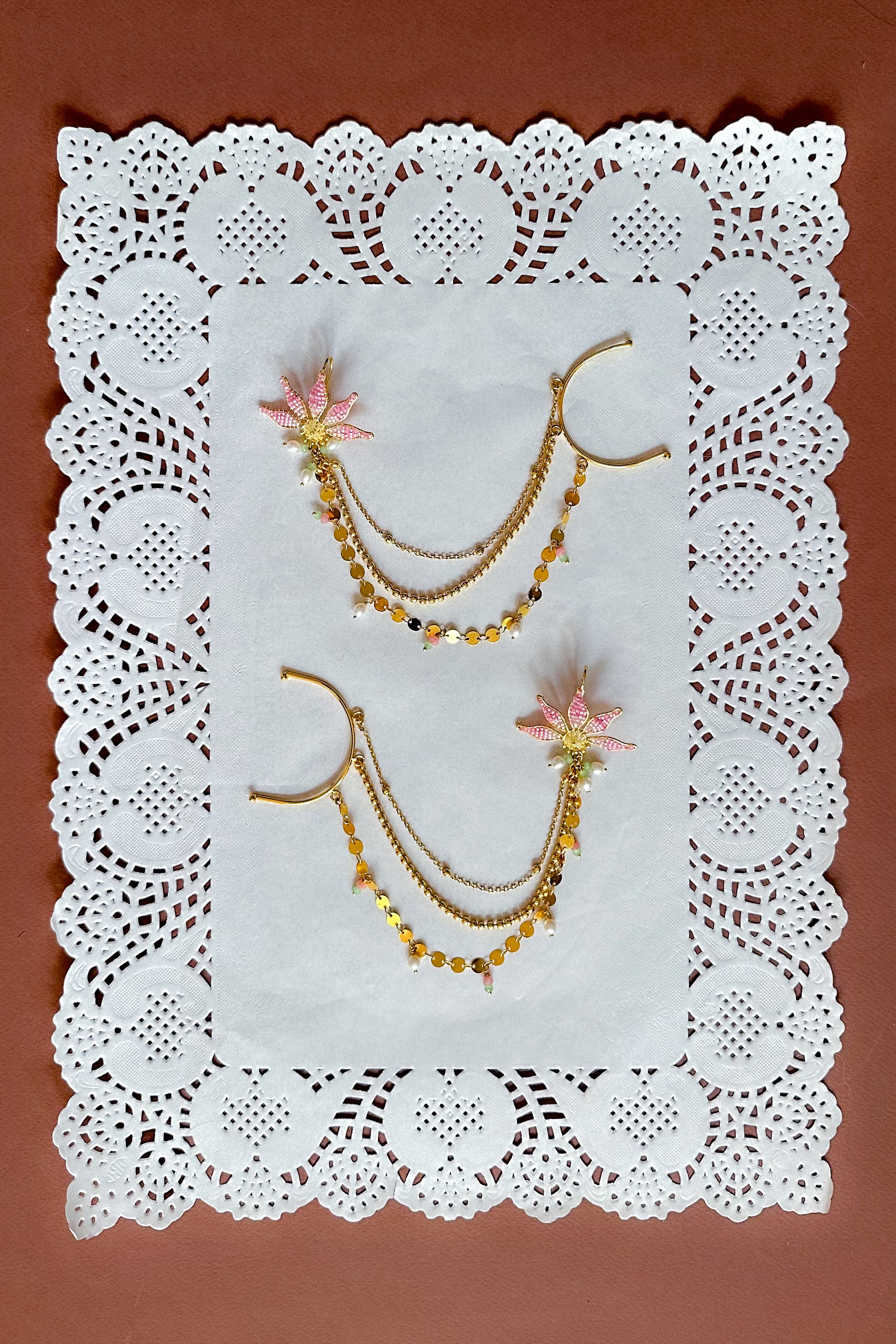 Floral  pendant Sahara on a white doily against a brown background